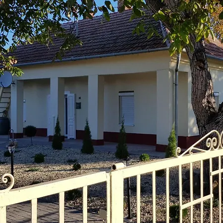 Apartment Harmonia Kishaz Vendeghaz *